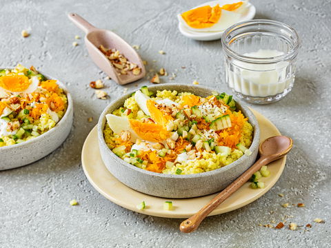 Gesund frühstücken: Rezept für herzhaften Hirse-Porridge