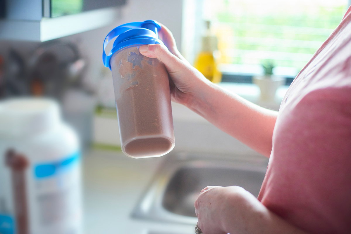 Frau schüttelt Shake