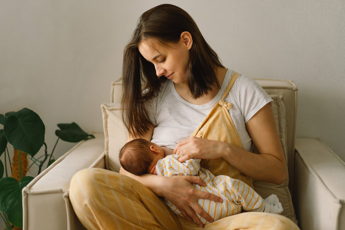 Frau stillt Baby