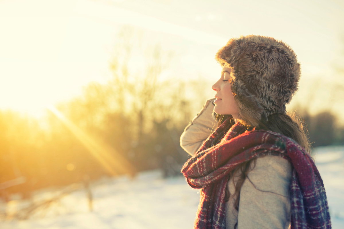 Frau tankt Wintersonne