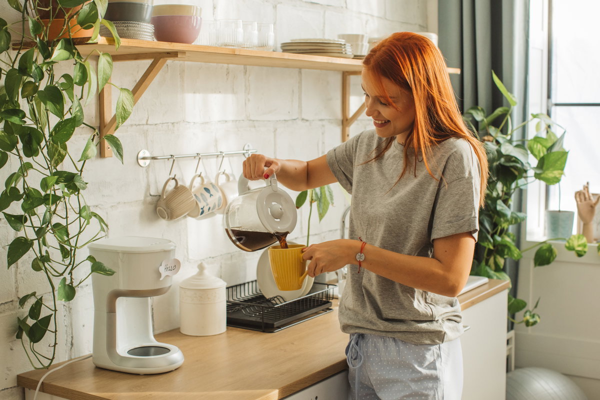 Frau trink beim Intervallfasten Kaffee