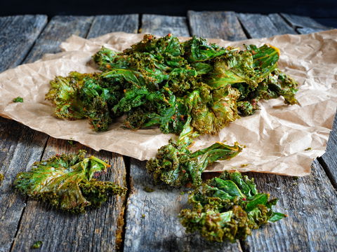 Grünkohl Chips vom Blech: So einfach machen Sie die gesunde Knabberei selber