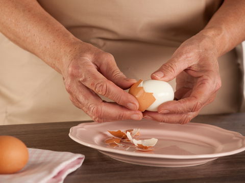 Sie brauchen nur einen Teelöffel – und müssen Eier nie wieder abschrecken
