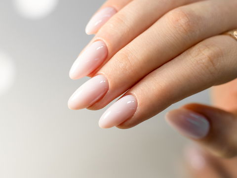 Nude-Nägel: Die 5 schönsten Designs für eine natürliche Maniküre