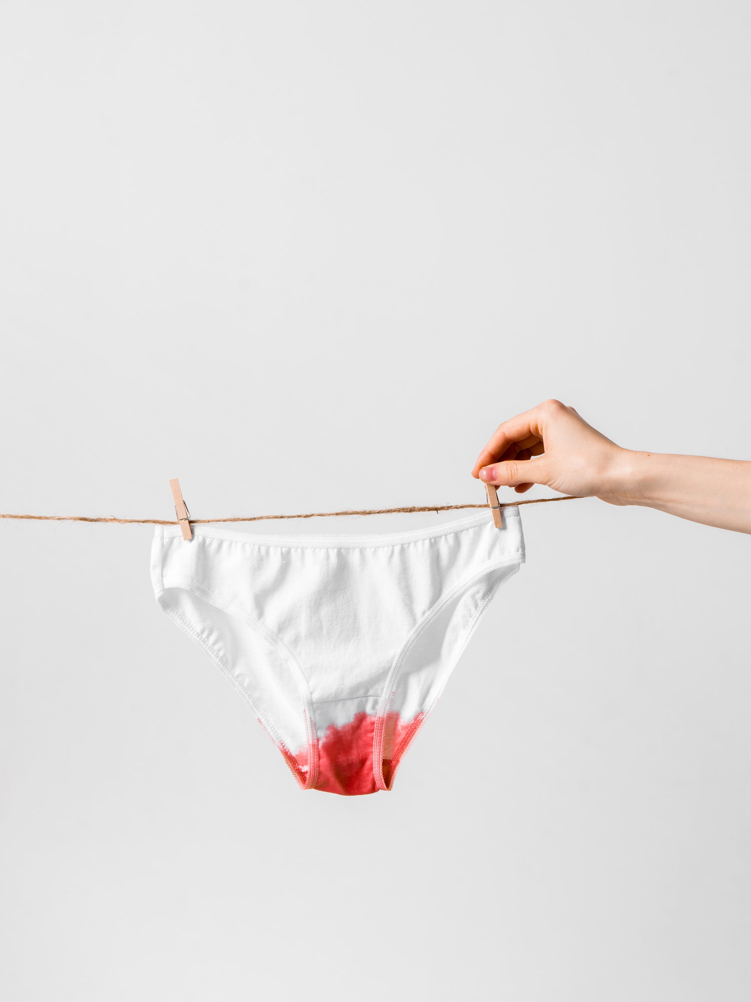Blutiger Ausfluss bei Frauen: Normal oder gefährlich?