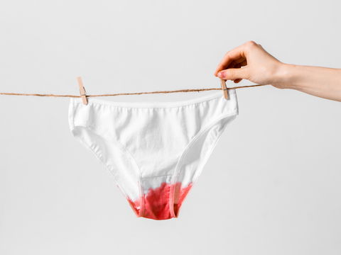Blutiger Ausfluss bei Frauen: Normal oder gefährlich?