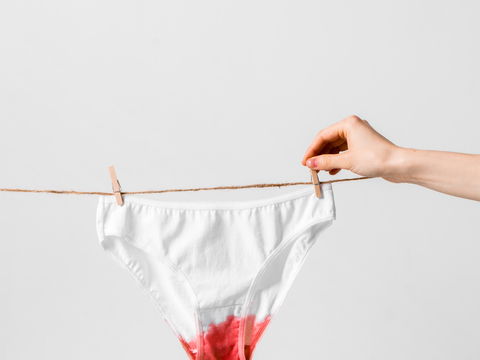 Blutiger Ausfluss bei Frauen: Normal oder gefährlich?