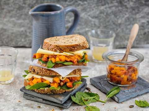 Zu lecker, um wahr zu sein: Knuspriges Brot mit scharfem Kürbis-Tomatenragout