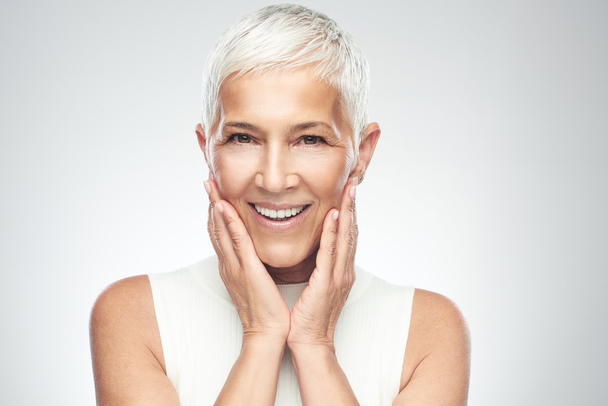 Buzz Cut bei einer blonden Frau um die 50