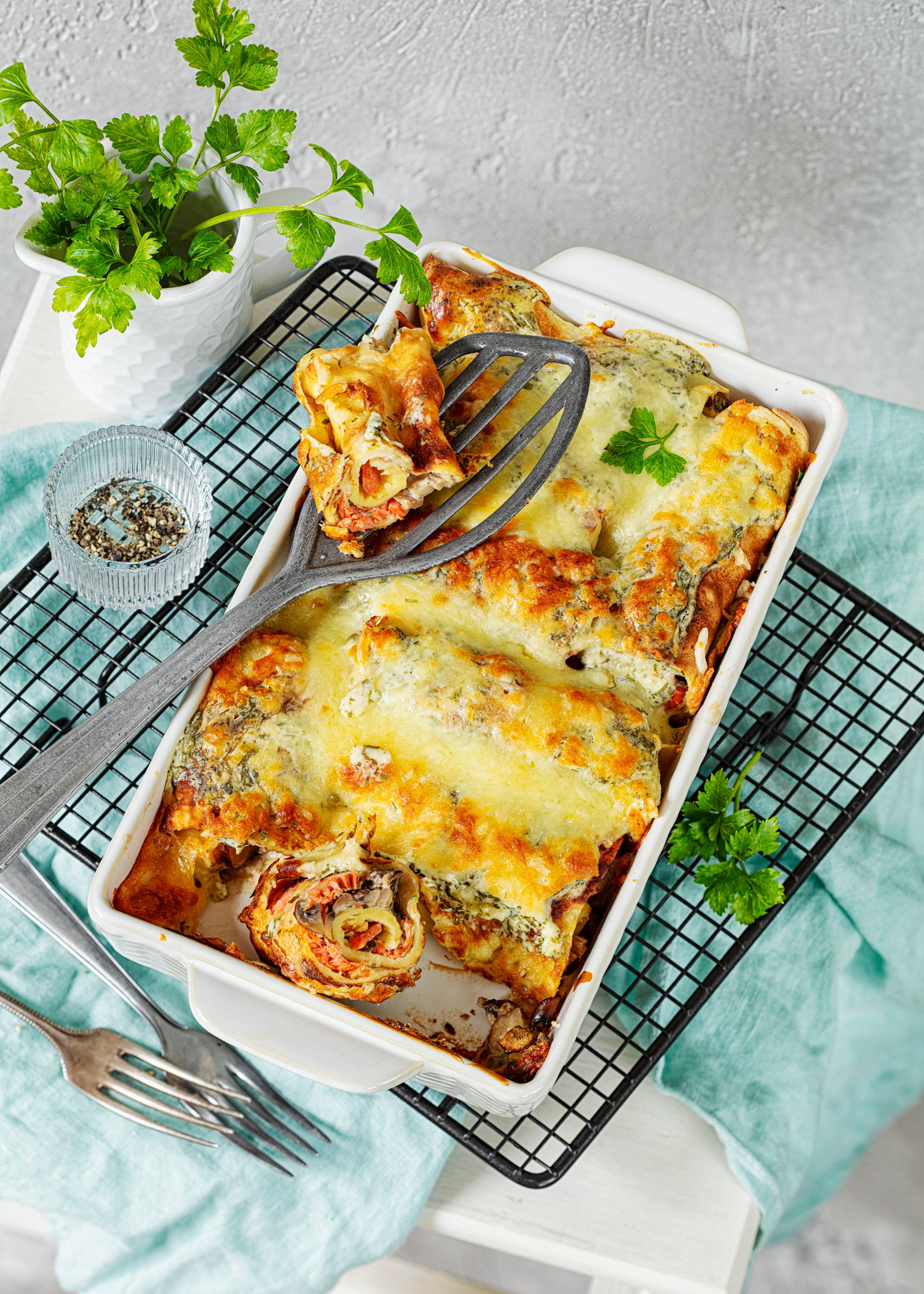 Lecker und cremig: Pfannkuchen al forno mit Räucherlachs aus dem Ofen
