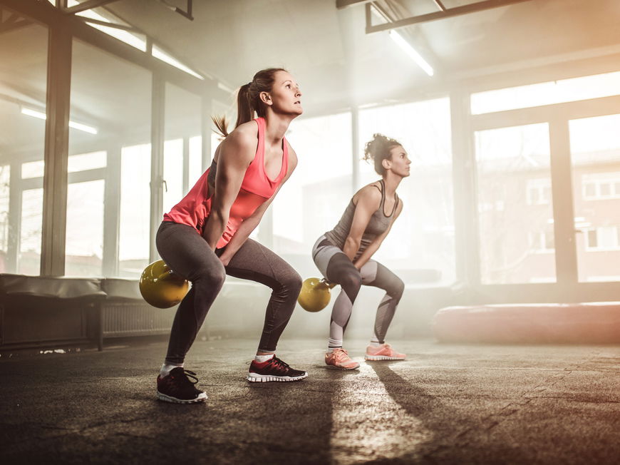 Frauen machen Kettlebell Swings