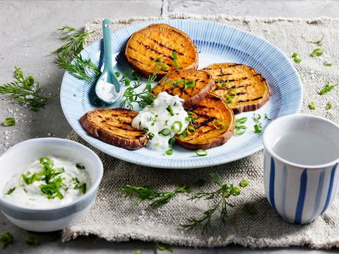 Unser Rezept für gegrillte Süßkartoffeln werden Sie lieben