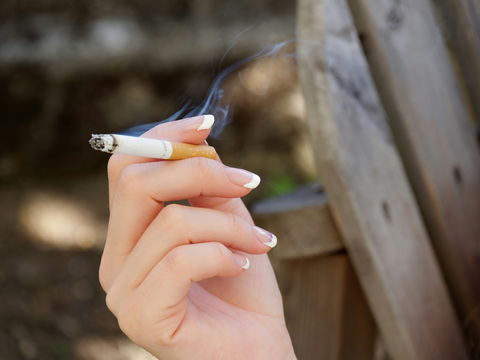 Gelbe Finger vom Rauchen: Die besten Hausmittel gegen Nikotinfinger