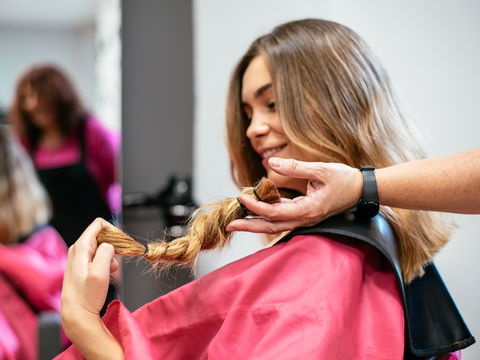 Haare spenden: Was Sie wissen sollten, um mit einer großzügigen Geste zu helfen