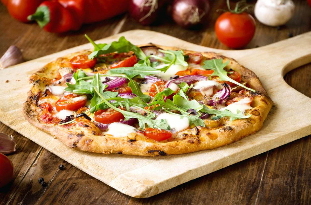 Haferflocken-Pizza auf Brett