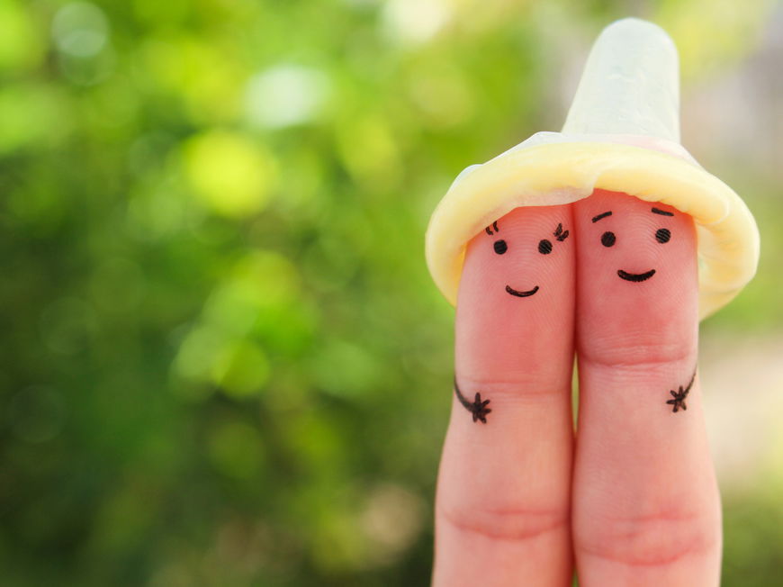 Kondom auf Finger