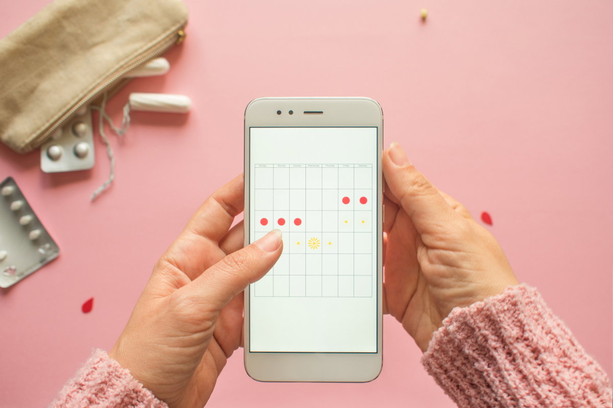 Frau trackt Periode in App