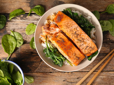 Cholesterin senken mit Lachs: Rezept für Reis-Pfanne mit Spinat