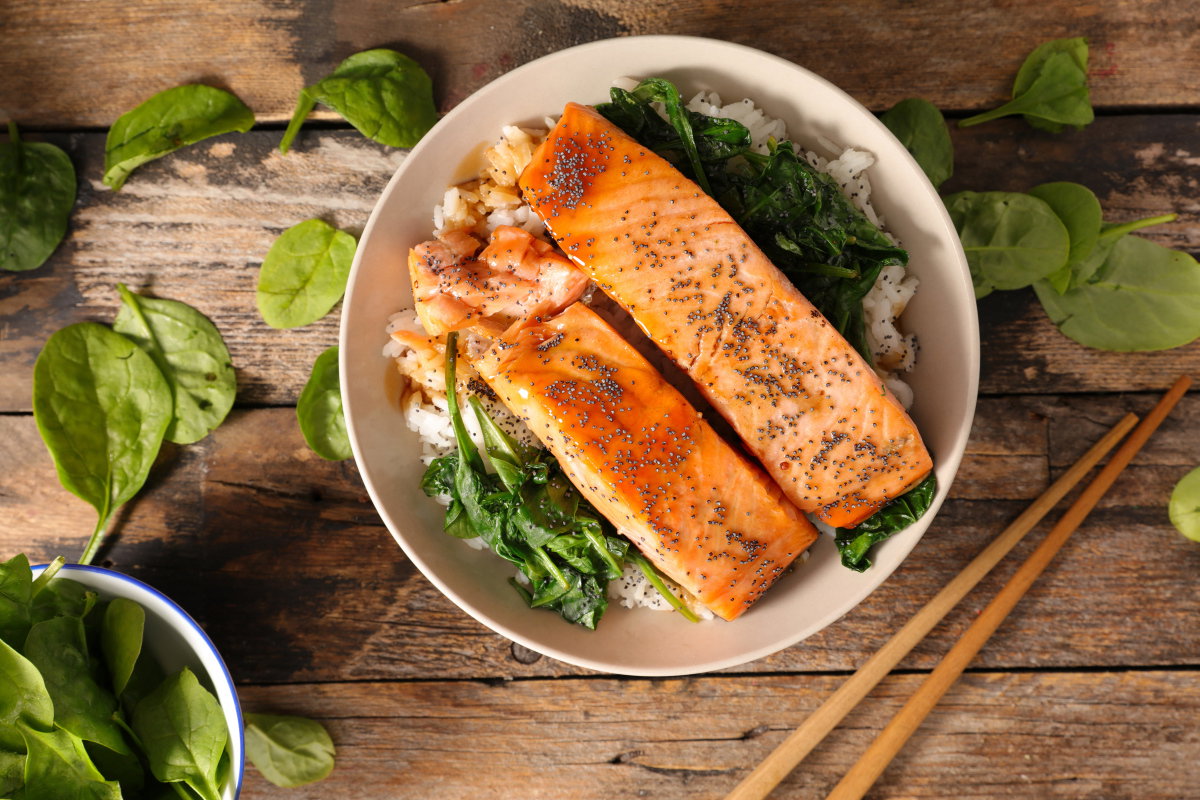 Lachs auf Reis mit Spinat