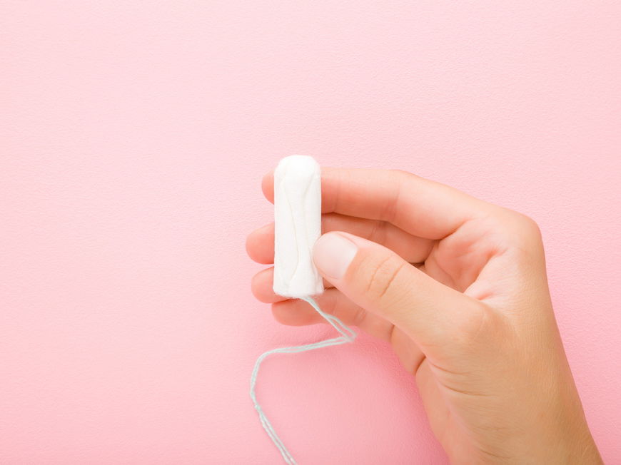 Frau hält Tampon in der Hand