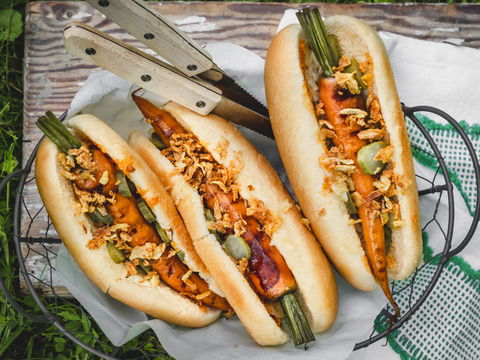 Verblüffend lecker und kalorienarm: So einfach machen Sie Hot Dogs aus Karotten selbst auf dem Grill
