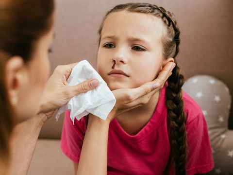 Nasenbluten bei Kindern: Was Eltern wissen sollten!