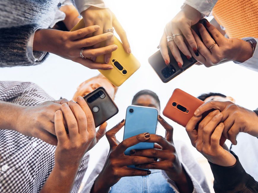 Eine Gruppe Menschen, die alle ein Handy in der Hand halten