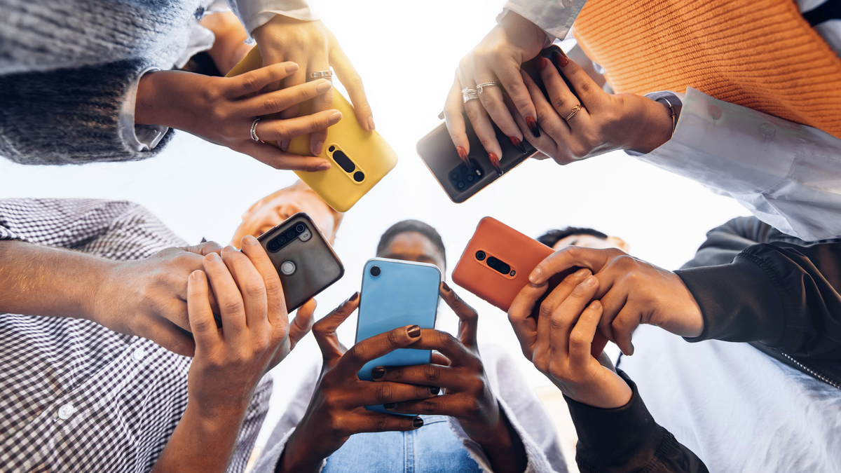 Eine Gruppe Menschen, die alle ein Handy in der Hand halten