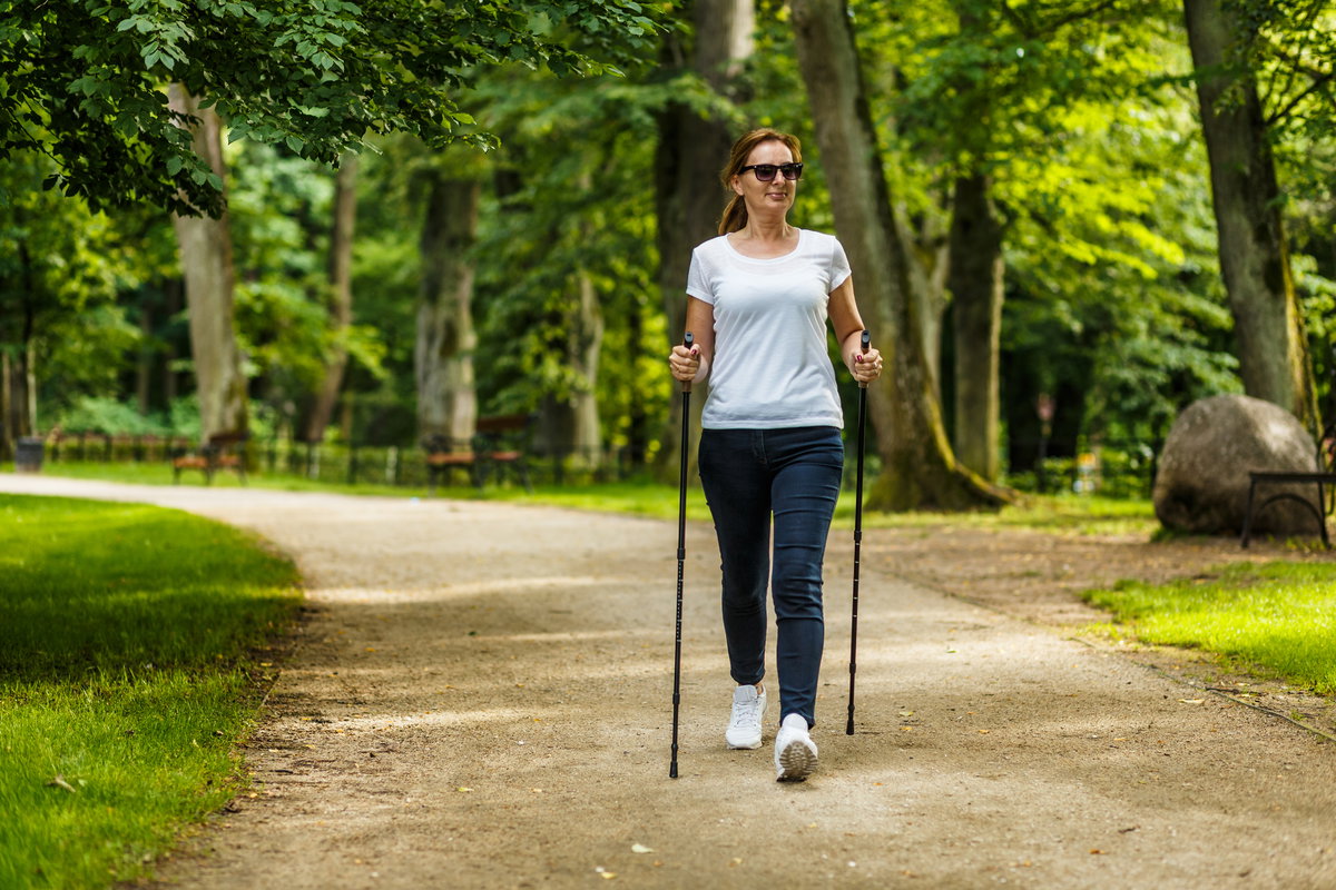 Frau macht Nordic Walking
