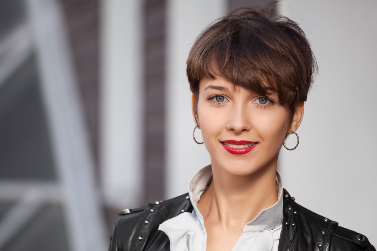 Frau trägt Pixie Cut
