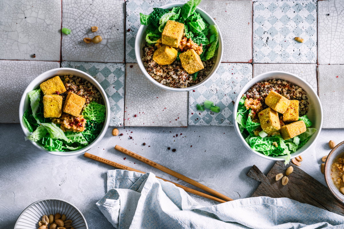 Ob heiß oder kalt: Quinoa-Bowl mit Wirsing und Tofu