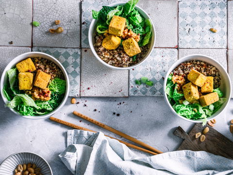 Ob heiß oder kalt: Quinoa-Bowl mit Wirsing und Tofu