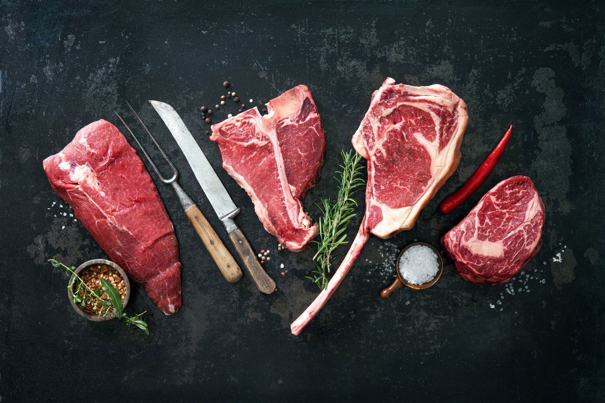 Rohes Fleisch auf dunklem Untergrund
