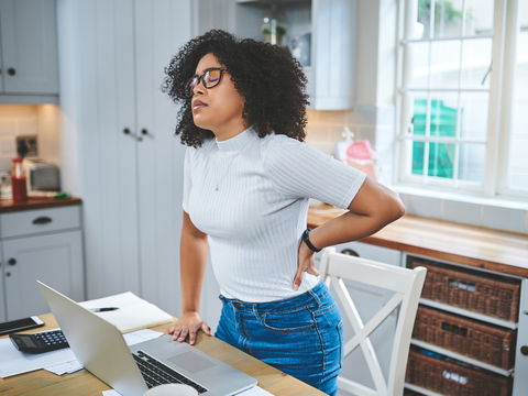 Rückenschmerzen im Büro? Das 5-Schritte-Programm gegen Sitzstress