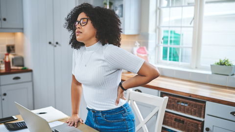 Rückenschmerzen im Büro? Das 5-Schritte-Programm gegen Sitzstress