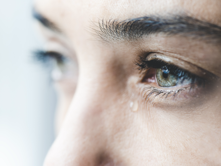 Frau mit Tränen in den Augen