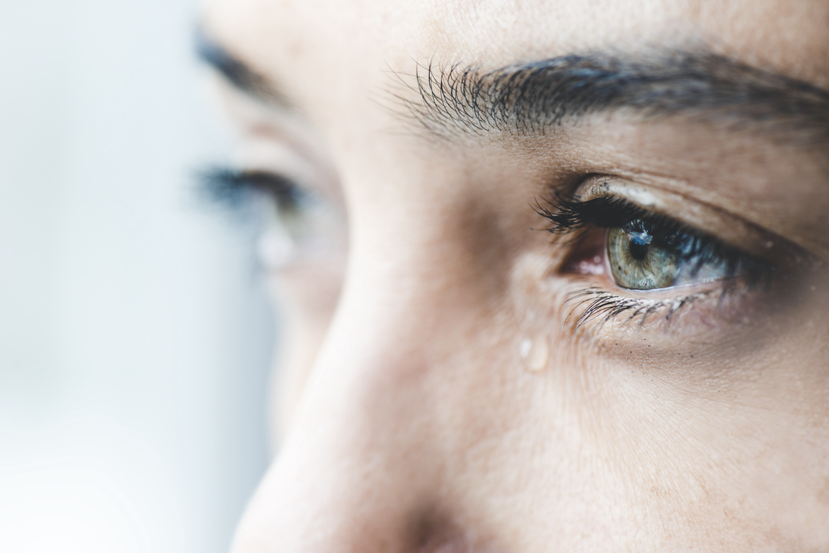 Frau mit Tränen in den Augen