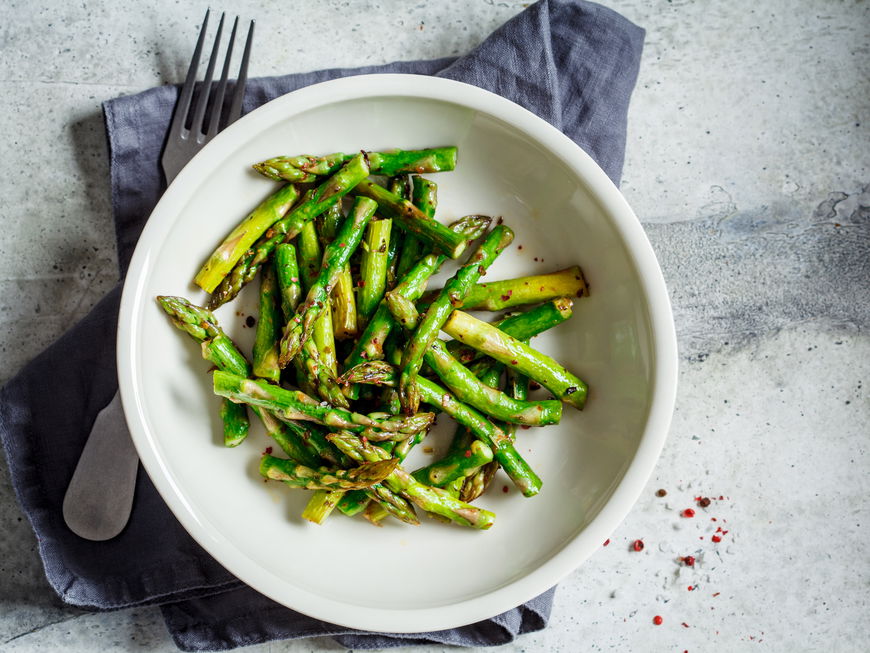 Gegrillter grüner Spargel auf dem Teller
