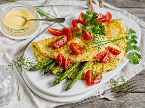 Frühlingsküche in 15 Minuten: Saftiges Kräuteromelett mit frischem grünem Spargel