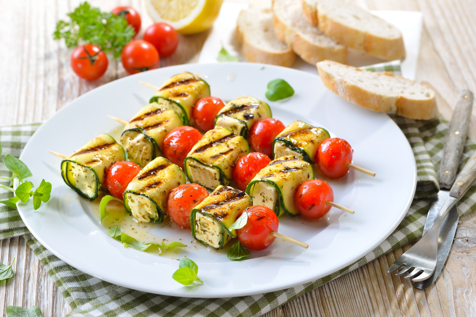 Schluss mit fadem Kartoffelsalat: 4 geniale vegetarische Grill-Beilagen, die gesünder sind und besser schmecken
