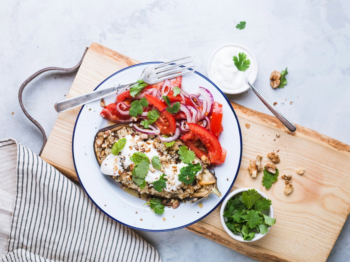 Gefüllte Aubergine mit Tomatensalat