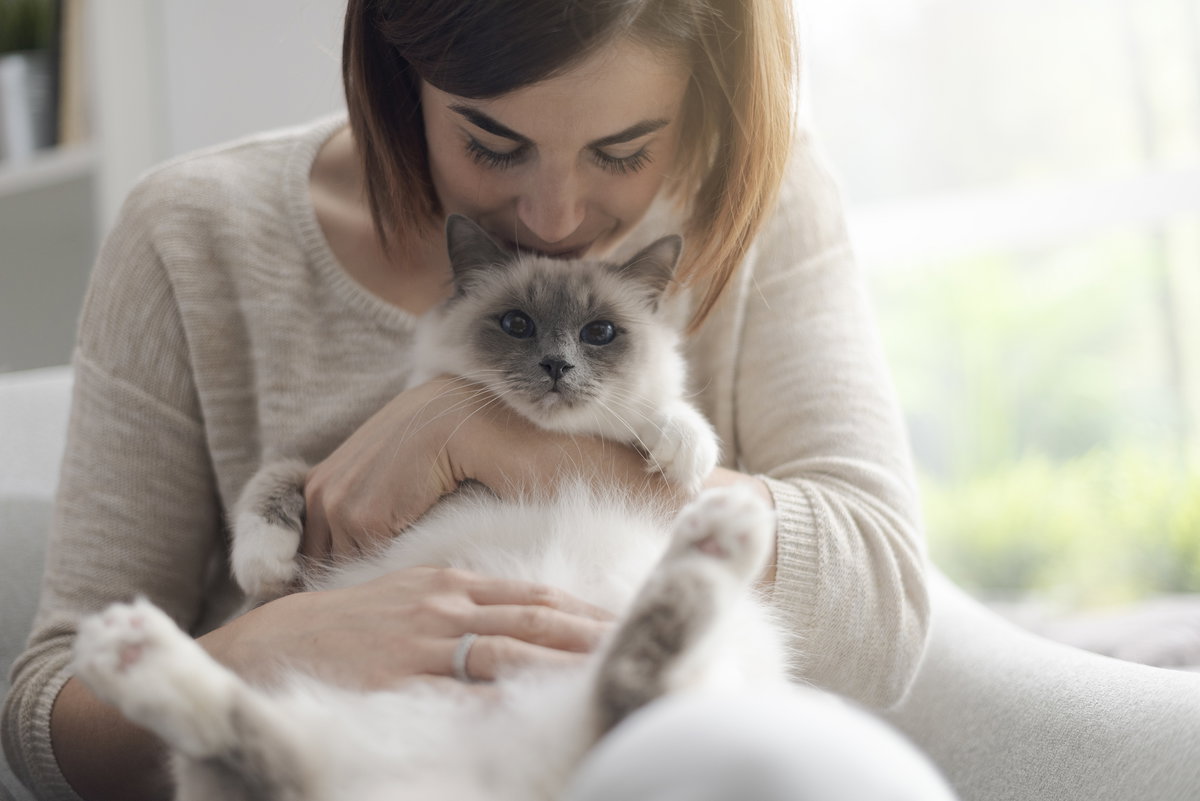 Frau riecht an ihrer Katze