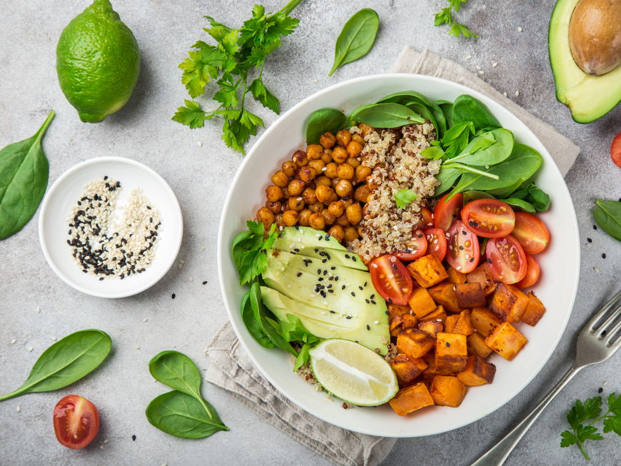Vegane Bowl mit Tofu, Kichererbsen, Avocado und Spinat