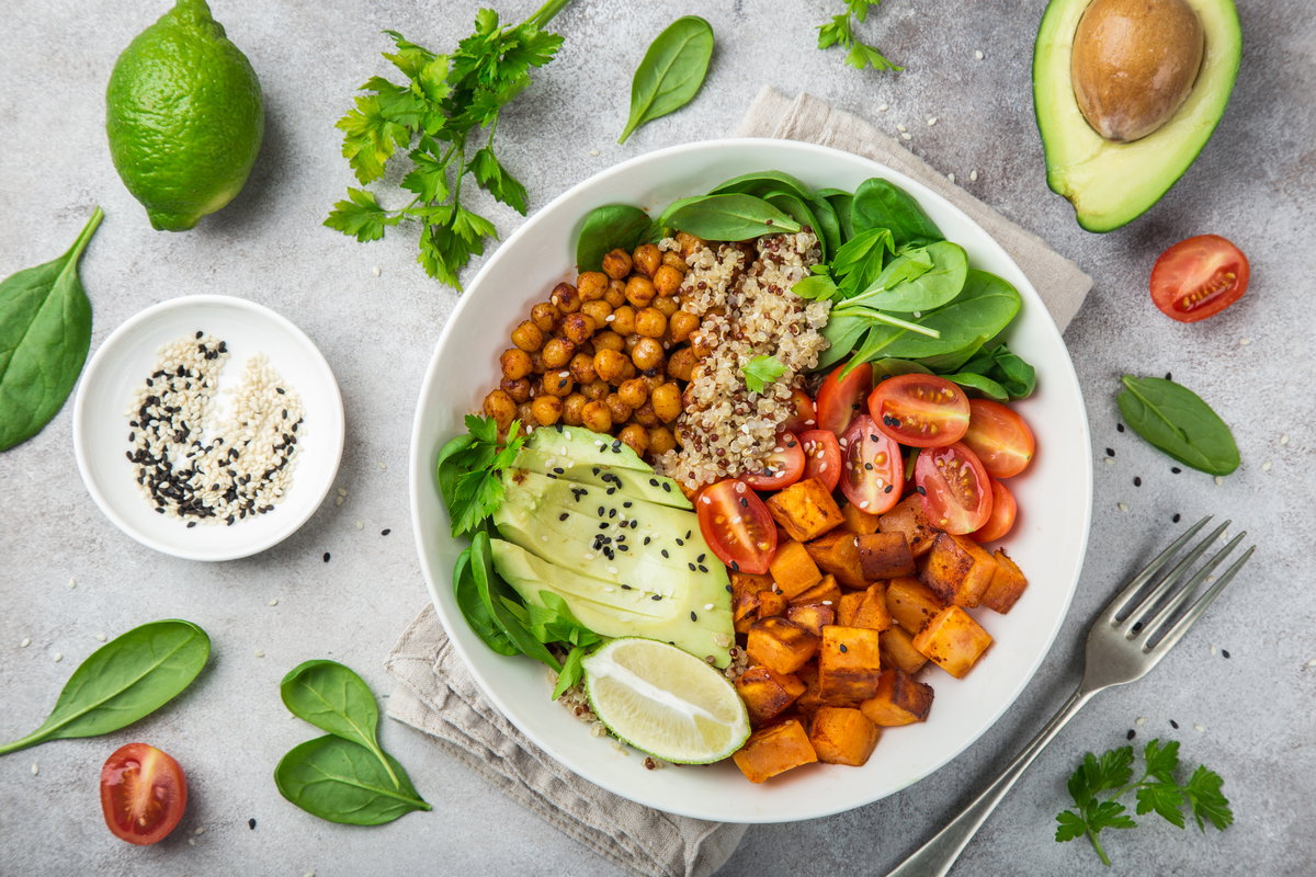 Vegane Bowl mit Tofu, Kichererbsen, Avocado und Spinat