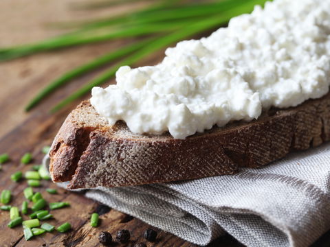 Was ist Hüttenkäse – und wie gesund ist die körnige Frischkäsesorte wirklich?