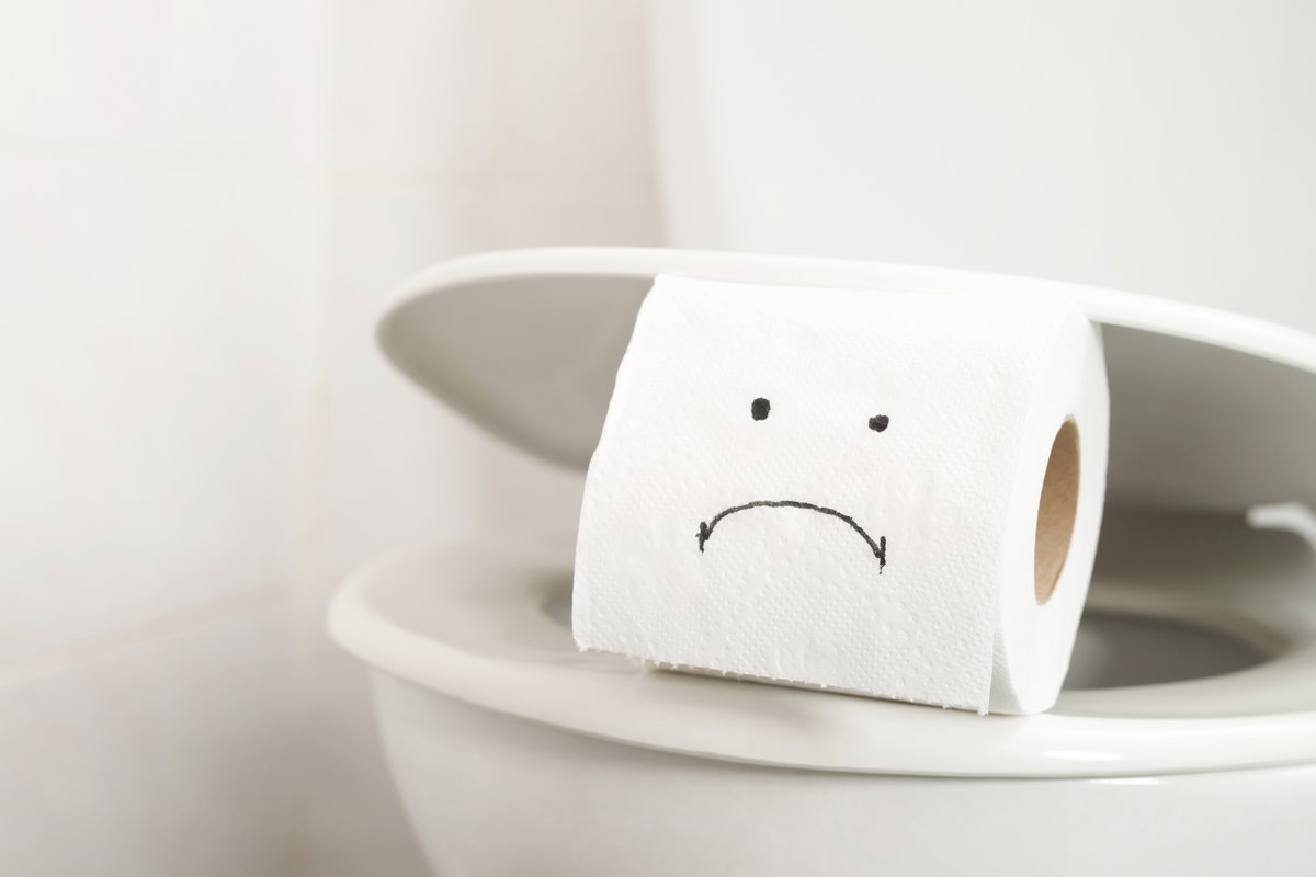 Rolle Toilettenpapier mit einem traurigen Gesicht drauf