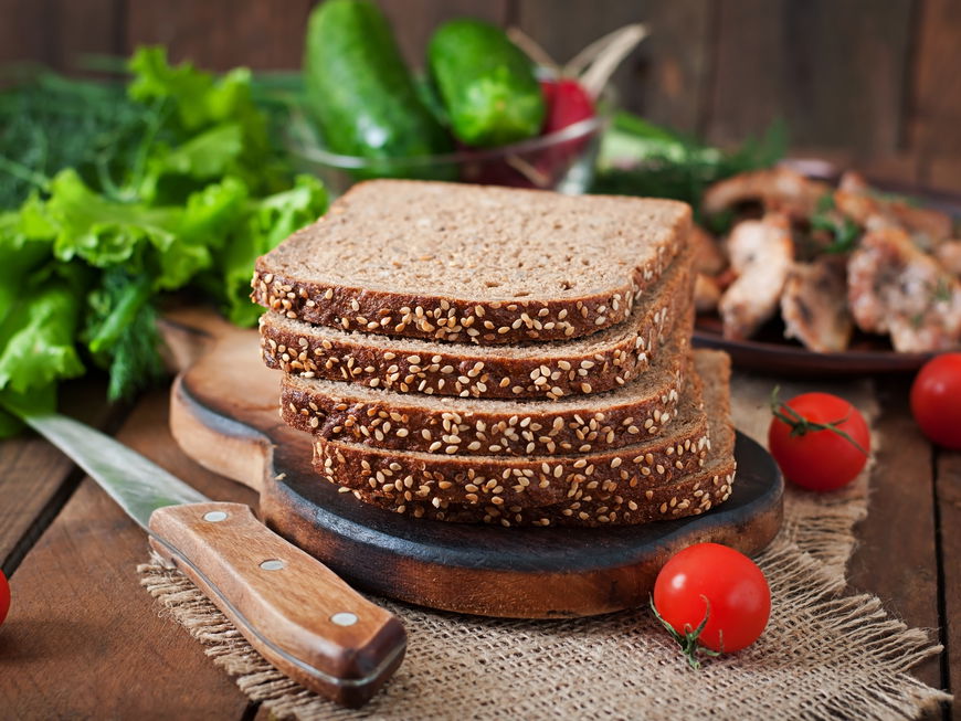Vollkornbrot auf einem Teller