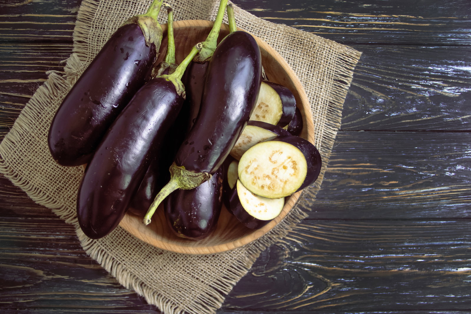 Aubergine innen braun: Woran Sie erkennen, ob sie in die Pfanne oder den Müll gehört