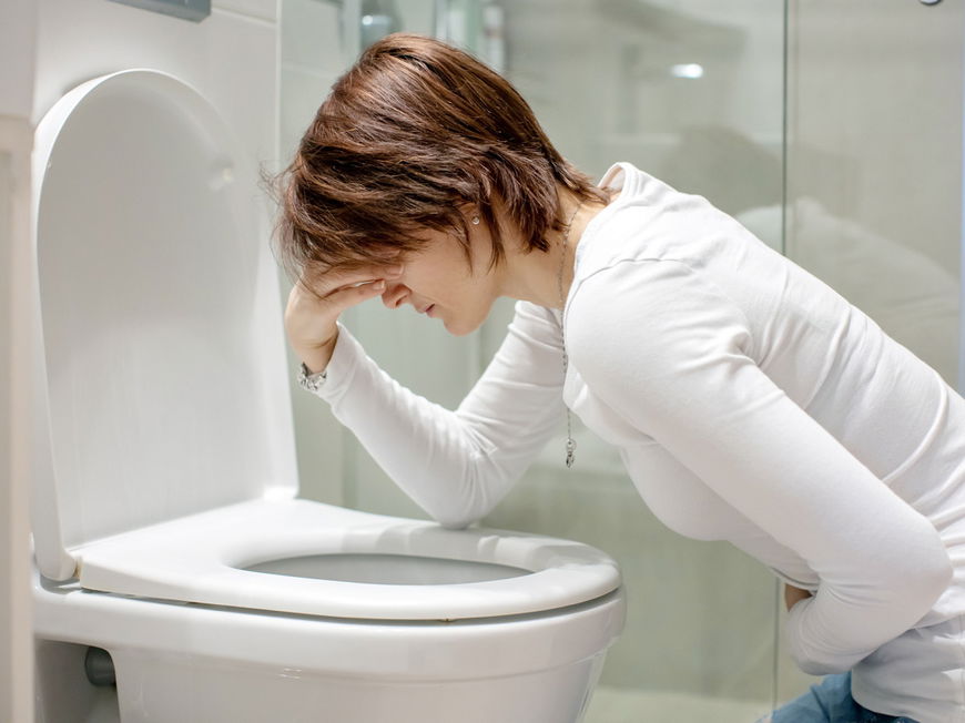 Frau muss sich über Toilette übergeben