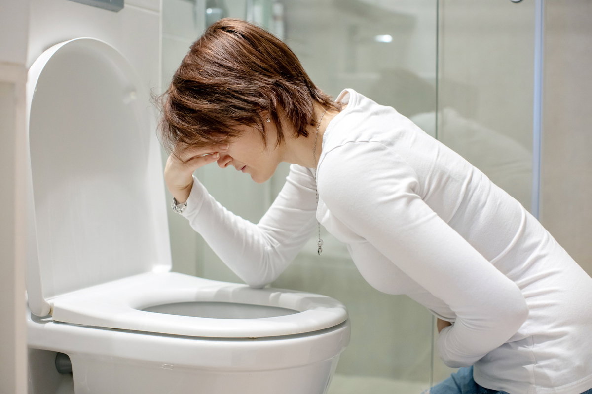 Frau muss sich über Toilette übergeben